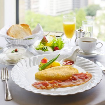 ルームサービスの朝食で優雅な一日のスタート