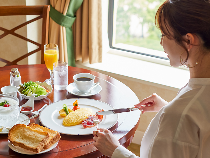 ルームサービスの朝食で優雅なひとときを