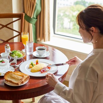 ルームサービスの朝食で優雅な一日のスタート