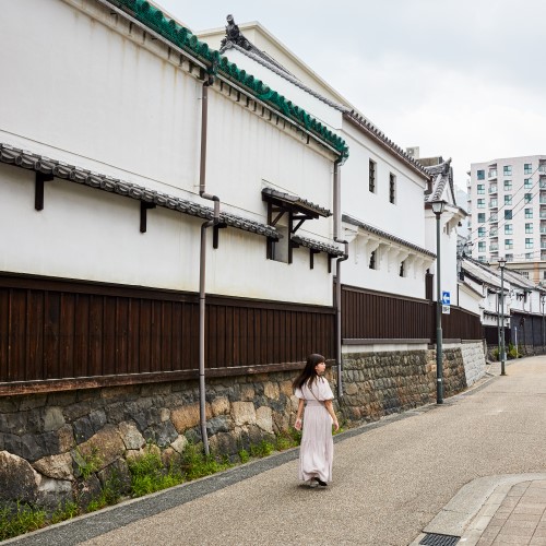 商人の町として栄え、 
名古屋市町並み保存地区に指定されている 
四間道