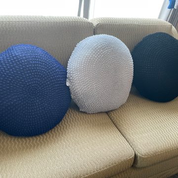 三浦絞りが施されたマカロンクッション