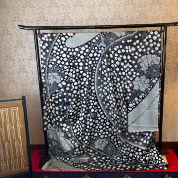 美しい着物は月替わりでお愉しみいただけます