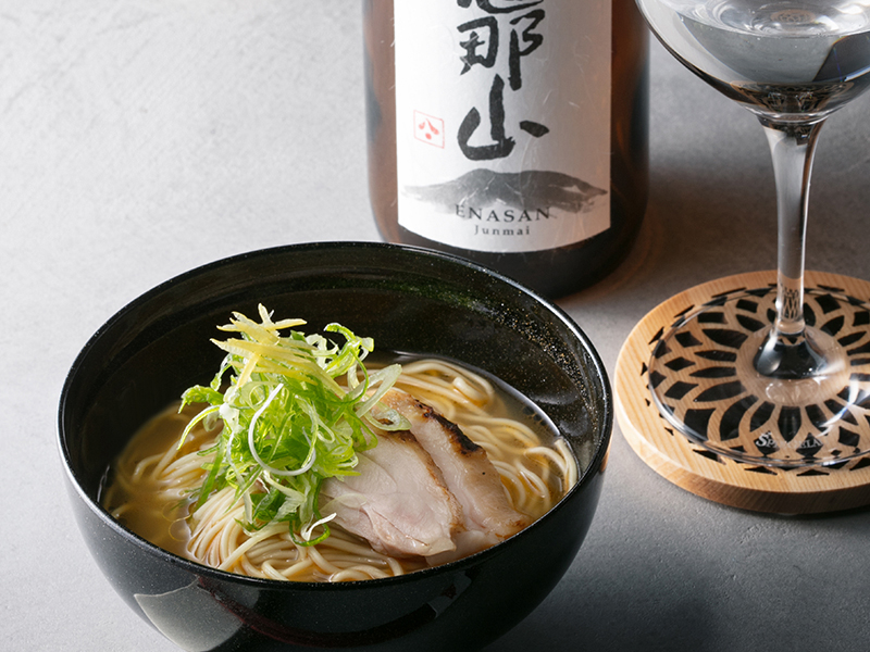極上の“〆” 名古屋コーチン拉麺と純米酒 恵那山