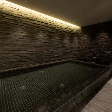 天然石を設えた大浴場