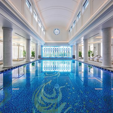 ステンドグラスから美しい光が差し込むプールエリア