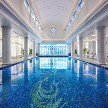 ステンドグラスから美しい光が差し込むプールエリア